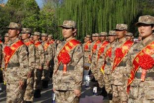 沙特建国日！C罗手捧雄鹰出镜太帅了！